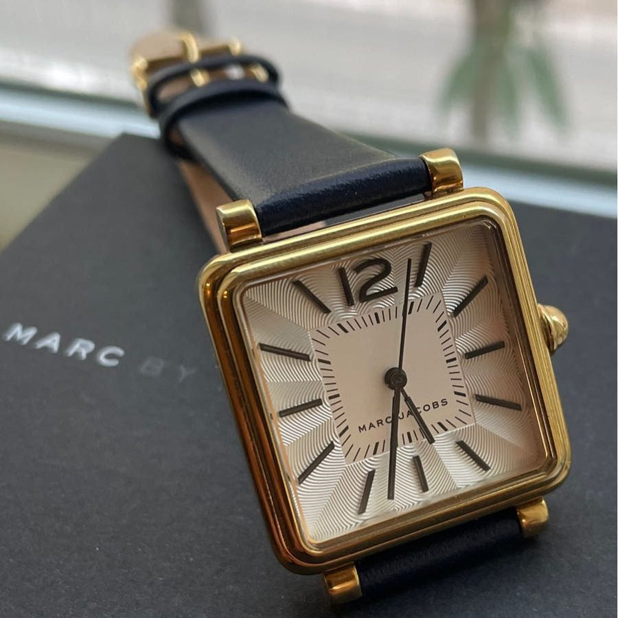 Marc Jacobs MJ1437 Vic Quartz Women's Watch – Silver Dial & Black Leather Strap